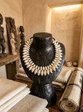 Collier Plastron en Cauris & Perles Noires – Collection Prestige Dogon