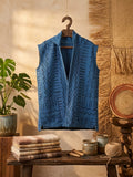 Gilet Sans Manches en Bogolan – Bleu Indigo & Motifs Graphiques du Mali