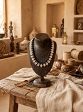 Collier Ras-de-Cou Simple Rangée en Cauris & Perles Noires – Collection Aura Dogon