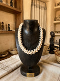 Collier Tressé en Cauris & Perles Noires – Collection Tresse Dogon